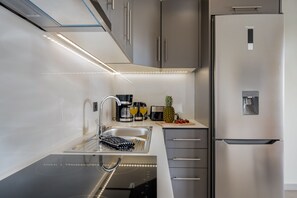 Refrigerador con freezer, horno, placa de cocina, cafetera/tetera