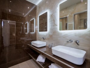 Superior 2-Bedroom Apartment | Salle de bain | Douche, séchoir à cheveux, serviettes fournies, savon