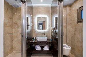 Een douche, een haardroger, handdoeken, zeep