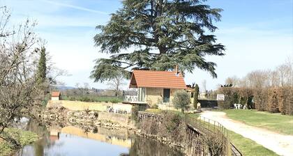 Ancienne cabane de pêcheur rénovée au bord de rivière sûr beau terrain clos.