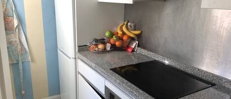 Een koelkast, een microgolfoven, een oven, een kookplaat