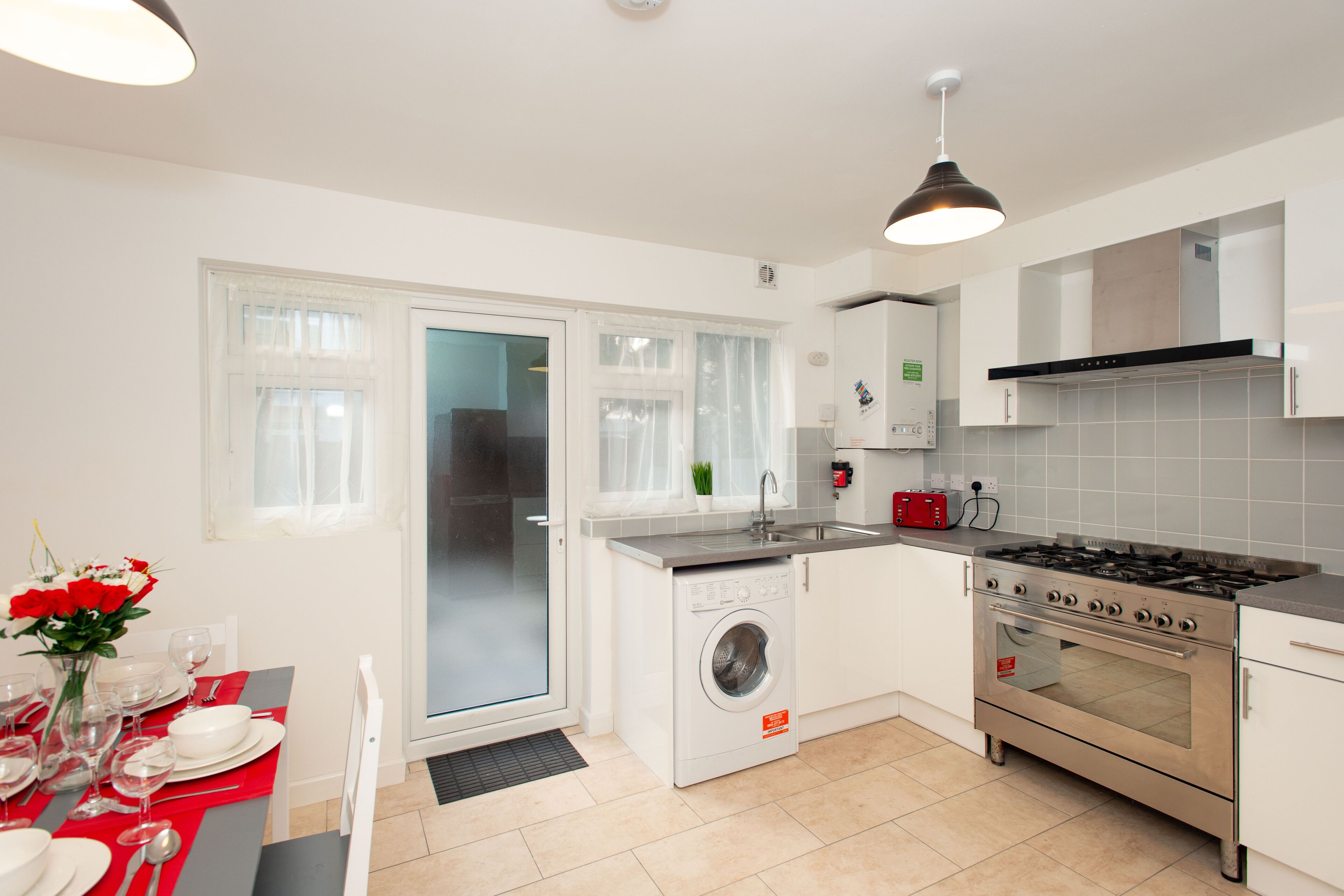 ثلاجة، ميكروويف، فرن، موقد طهي مسطح