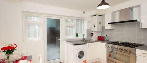 Køleskab, mikrobølgeovn, ovn, kogeplade