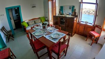 Villa, 3 chambres | Restauration dans la chambre