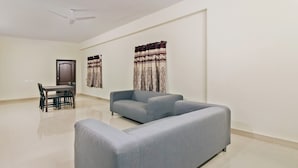32-inch TV with cable channels - CAPITAL O 30955 Alpine Glow Pinnacle (Hyderabad)