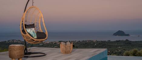 Außenpool, Sonnenschirme, Liegestühle