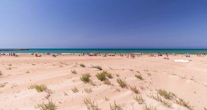 Medea, apartment with sea view just 20 m from the beach in Donnalucata