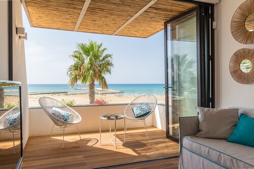 Medea, apartment with sea view just 20 m from the beach in Donnalucata