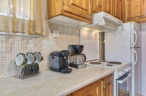 Kjøleskap, mikrobølgeovn, ovn og kokeplater