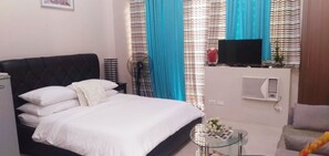 1 dormitorio, tabla de planchar con plancha, wifi y ropa de cama