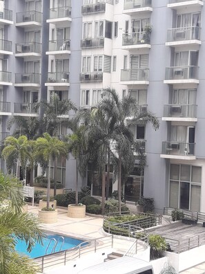 Una piscina al aire libre