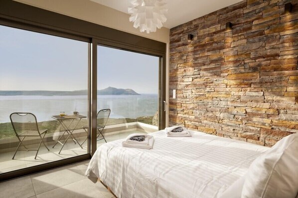 4 bedrooms, iron/ironing board, internet, bed sheets