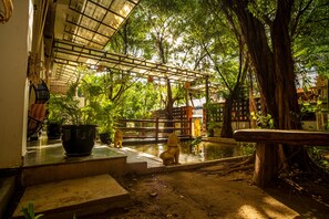 Porch - Mad Monkey Phnom Penh - Hostel (Phnom Penh)