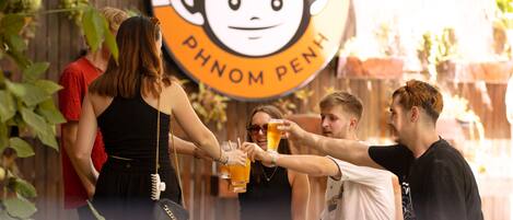 Una piscina al aire libre