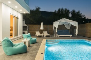 Piscine extérieure (ouverte en saison), parasols de plage