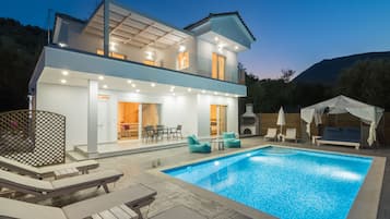 Seasonal outdoor pool, pool umbrellas, sun loungers