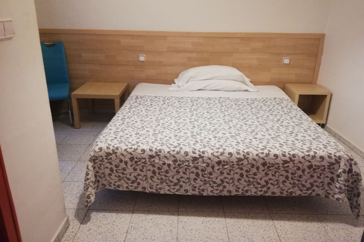 Kamer, 1 twee- of 2 eenpersoonsbedden, privébadkamer | Gratis wifi, beddengoed