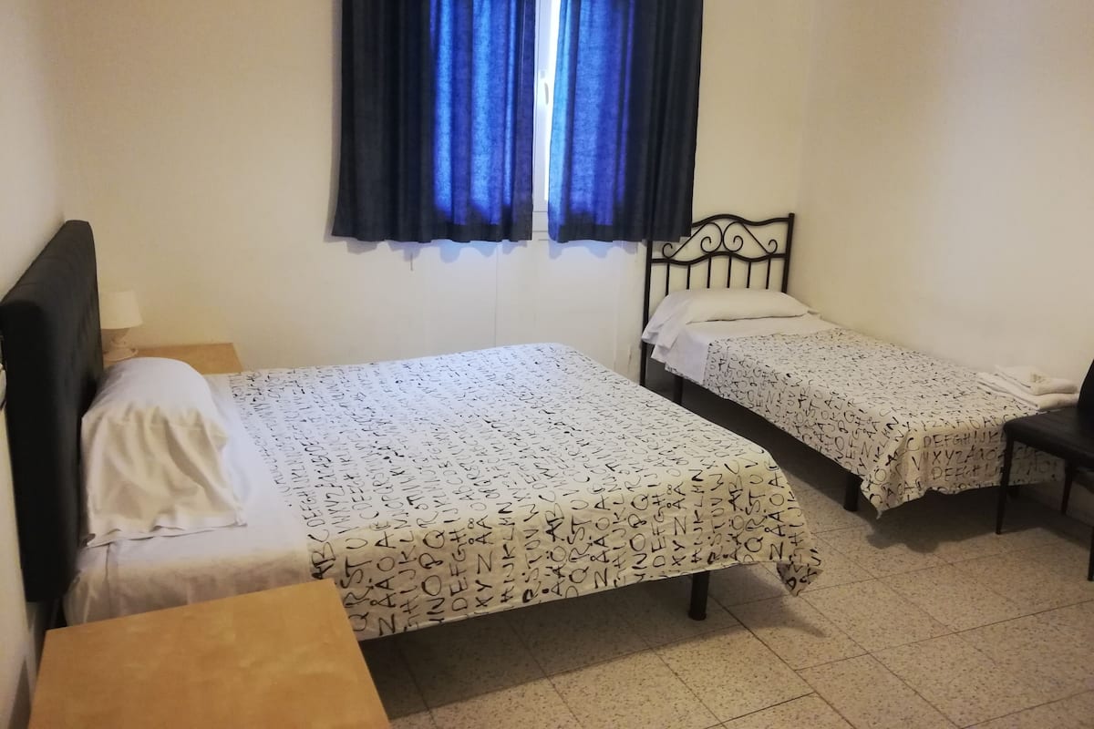 Driepersoonskamer, meerdere bedden, privébadkamer (1 Double and 1 Single) | Gratis wifi, beddengoed