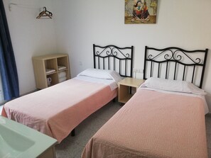 Double or Twin Room, Shared Bathroom | Free WiFi, bed sheets - Hostal River (Barcelona)