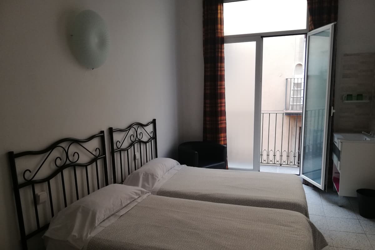 Tweepersoonskamer, 2 eenpersoonsbedden, gedeelde badkamer | Gratis wifi, beddengoed