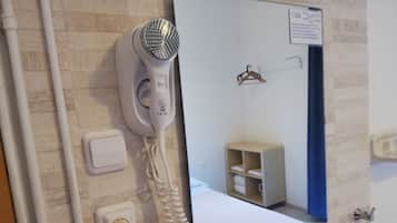 Sèche-cheveux, serviettes fournies, savon, shampoing