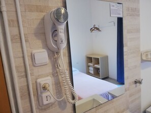 Asciugacapelli, asciugamani, sapone, shampoo