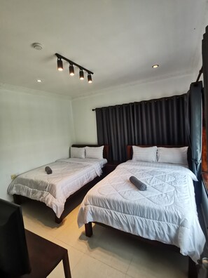 Standard Triple Room | Free WiFi, bed sheets - Mad Monkey Siem Reap - Hostel (Siem Reap)