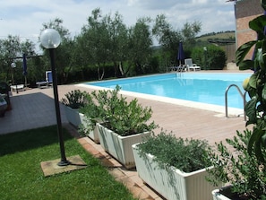Piscine extérieure en saison, accès possible de 10 h à 22 h, parasols