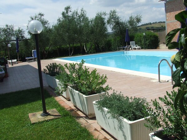 Außenpool (je nach Saison geöffnet), Sonnenschirme, Liegestühle