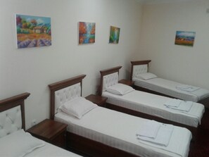 Habitación cuádruple estándar | Espacio para trabajar con laptop, cortinas blackout y wifi gratis 