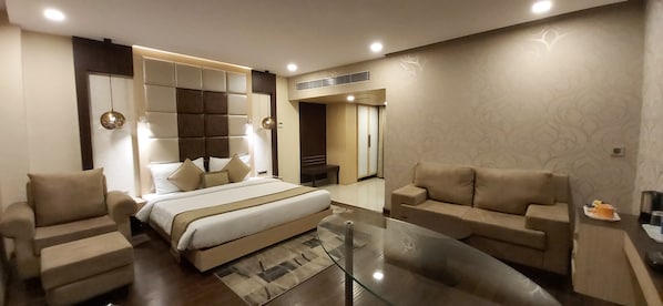 Club Room | Premium bedding, desk, iron/ironing board, free WiFi