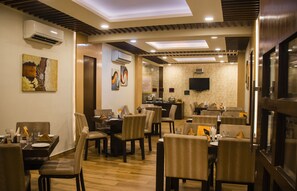 2 restaurantes; se sirven desayunos, almuerzos y cocina vegetariana 