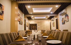 2 restaurants; breakfast, lunch, and dinner served - Hotel Nataraj (Golmuri)