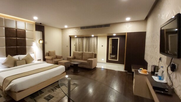 Club Room | Premium bedding, desk, iron/ironing board (on request), WiFi (free) - Hotel Nataraj (Golmuri)