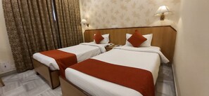 Superior Double or Twin Room | Premium bedding, desk, iron/ironing board, free WiFi - Hotel Nataraj (Golmuri)