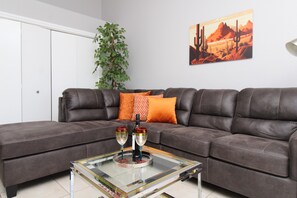 Een smart-tv, boeken en een stereo