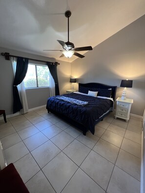 1 slaapkamer, een strijkplank/strijkijzer, gratis wifi, beddengoed