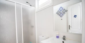 Shower, rainfall showerhead, towels, soap - Travel Inn Lisbon (Lisbon)