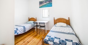 Habitación estándar con 1 cama doble o 2 individuales, 2 camas individuales, vistas al jardín | Decoración individual y espacio para trabajar con un portátil