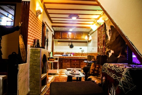 Télévision, cheminée. logement super traditionel en plein centre ville