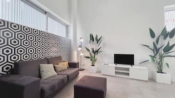 Huoneisto (3 Bedrooms) | Oleskelualue | 65–tuumainen televisio, jossa digitaalikanavat