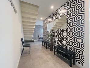 Appartement (3 Bedrooms) | Coin séjour | Télévision de 65 pouces avec chaînes numériques