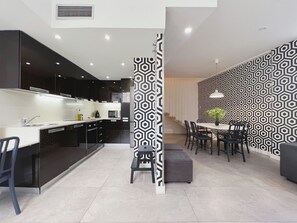 Appartement (3 Bedrooms) | Cuisine privée | Grand réfrigérateur, micro-ondes, four, plaque de cuisson