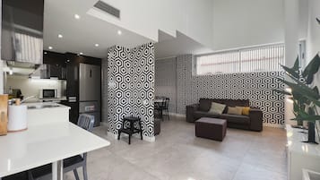公寓 (3 Bedrooms) | 客廳 | 65 吋電視連數碼電視頻道