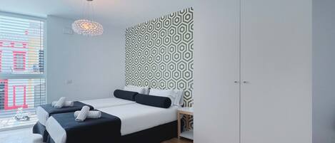 Ein modernes Schlafzimmer mit einem Bett, einem Kleiderschrank und einer Wand mit Muster.