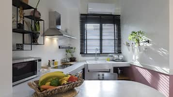 Design Studio | Private kitchen | Fridge, microwave, stovetop, coffee/tea maker