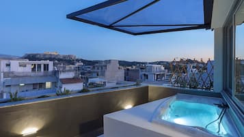 Jetted bathtub