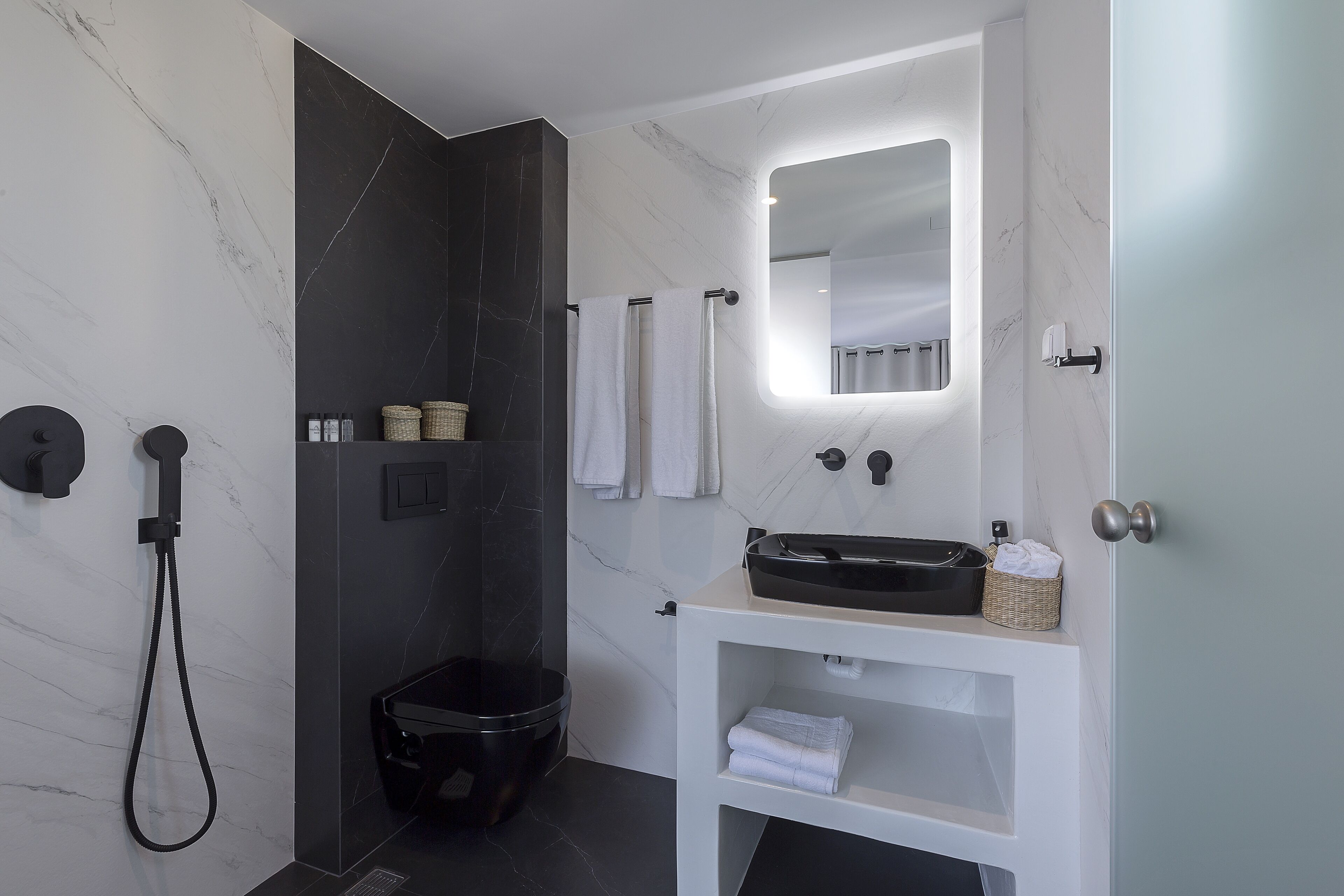 Appartement, 1 chambre, vue ville | Salle de bain | Douche, douche à « effet pluie », articles de toilette gratuits
