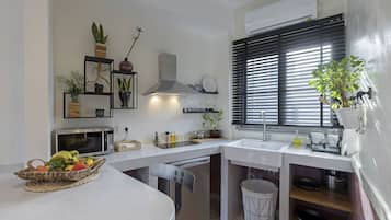 Design Studio | Private kitchen | Fridge, microwave, stovetop, coffee/tea maker