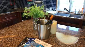 Frigorifero, microonde, piano cottura, pentole/stoviglie/utensili